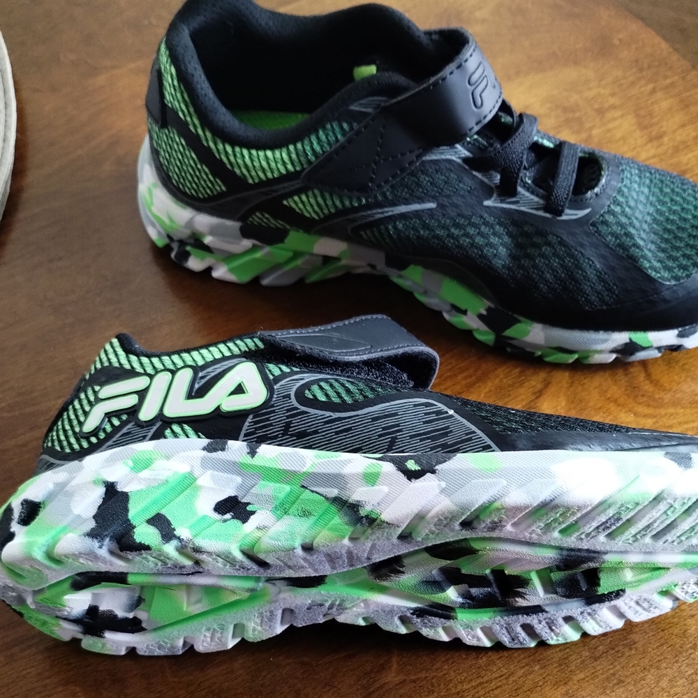 NWOT Fila Size 2 Boys Sneakers